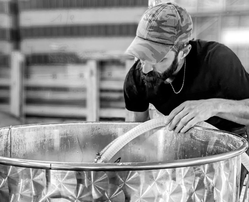 Brasseur entrain de confectionner une bière